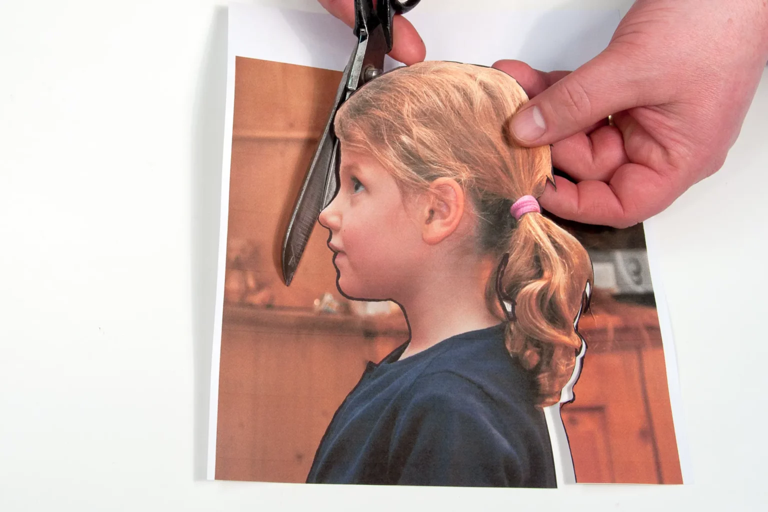 06-03-familienportrait-wandbild-deko-laubsaege-dekupiersaege-vorlage-silhouette-ausschneiden-schere