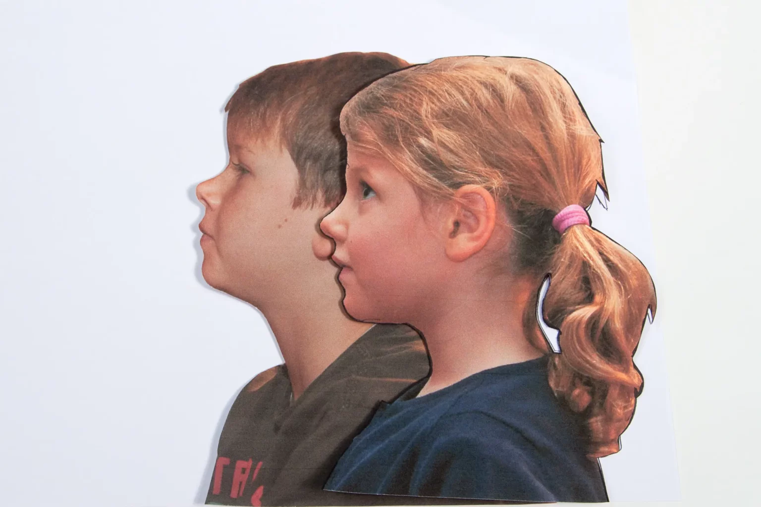 06-04-familienportrait-wandbild-deko-laubsaege-dekupiersaege-vorlage-ausgeschnittene-portraits-anordnen-weisses-papier