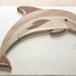 06-07-delfin-intarsie-deko-laubsaege-dekupiersaege-vorlage-segmente-auf-vorlage-zusammenfuegen