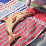 06-33b-delfin-intarsie-deko-laubsaege-dekupiersaege-vorlage-intarsie-oberflaechenveredelung-holzoel-auftragen