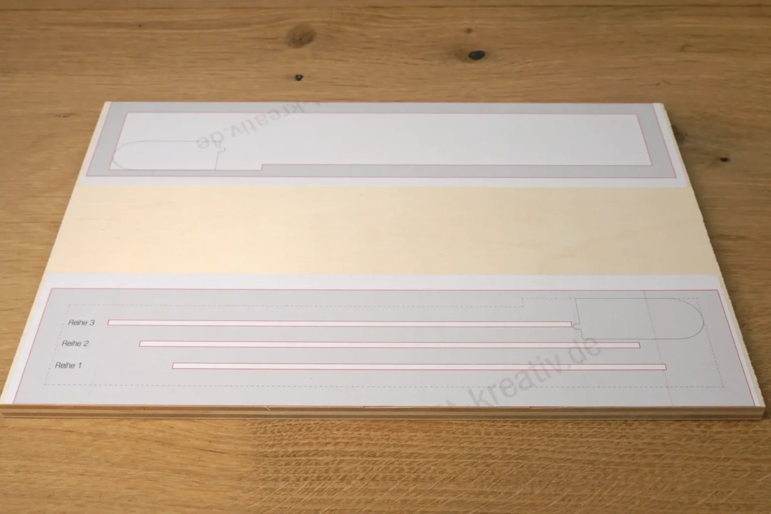 43-03-barfeeling-aufsteller-deko-laubsaege-dekupiersaege-vorlage-sockel-zuschneiden-an-materialkante-ansetzen-aufkleben