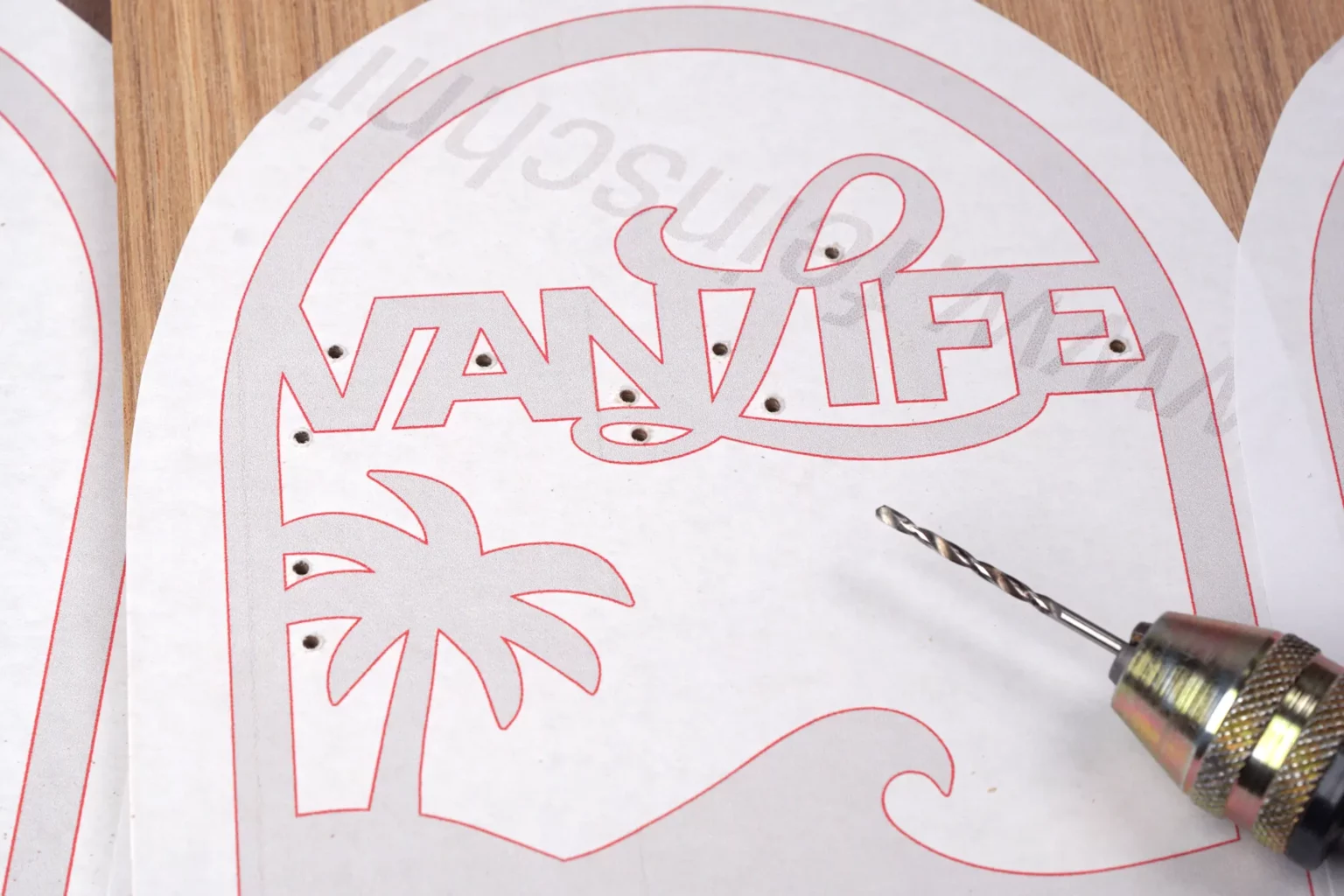 43-05-vanlife-aufhaenger-deko-laubsaege-dekupiersaege-vorlage-saegeblattdurchfuehrungen-bohren