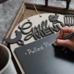 43-26-grill-menue-schild-kueche-laubsaege-dekupiersaege-vorlage-tafelflaeche-kreidemarker-beschreibbar