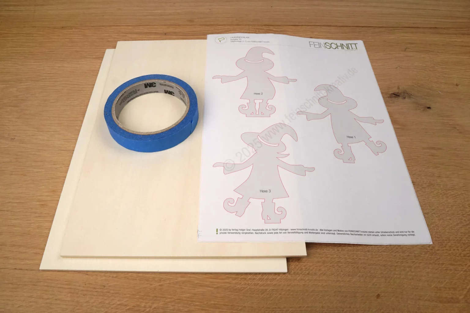 44-03a-hexentanz-halloween-deko-laubsaege-dekupiersaege-vorlage-hexen-sperrholzplatten-blue-tape-richten