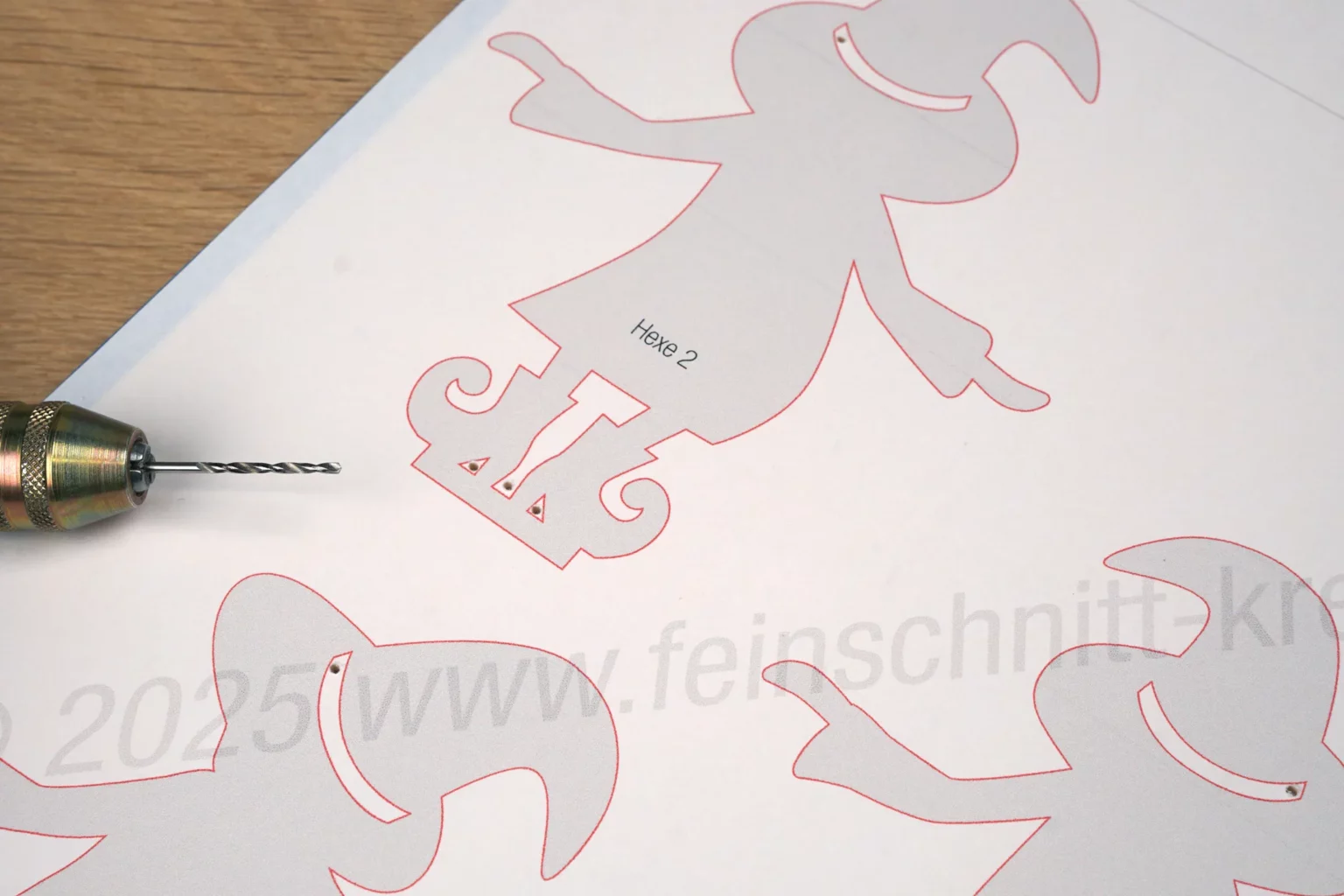 44-04-hexentanz-halloween-deko-laubsaege-dekupiersaege-vorlage-stapel-saegeblattdurchführungen-bohren