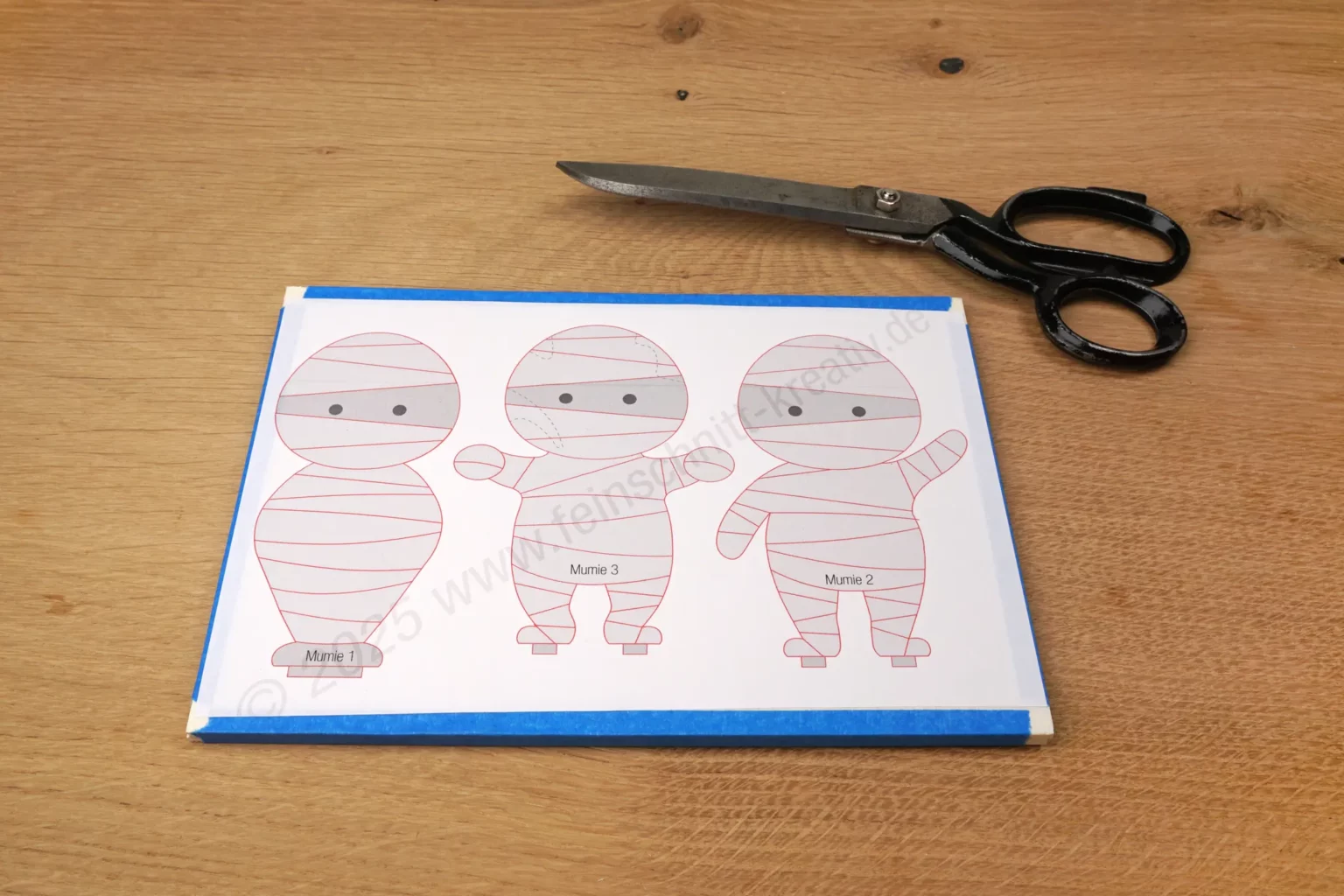 44-04-mumien-halloween-deko-aufsteller-laubsaege-dekupiersaege-saegevorlagen-mumien-auf-stapel-kleben