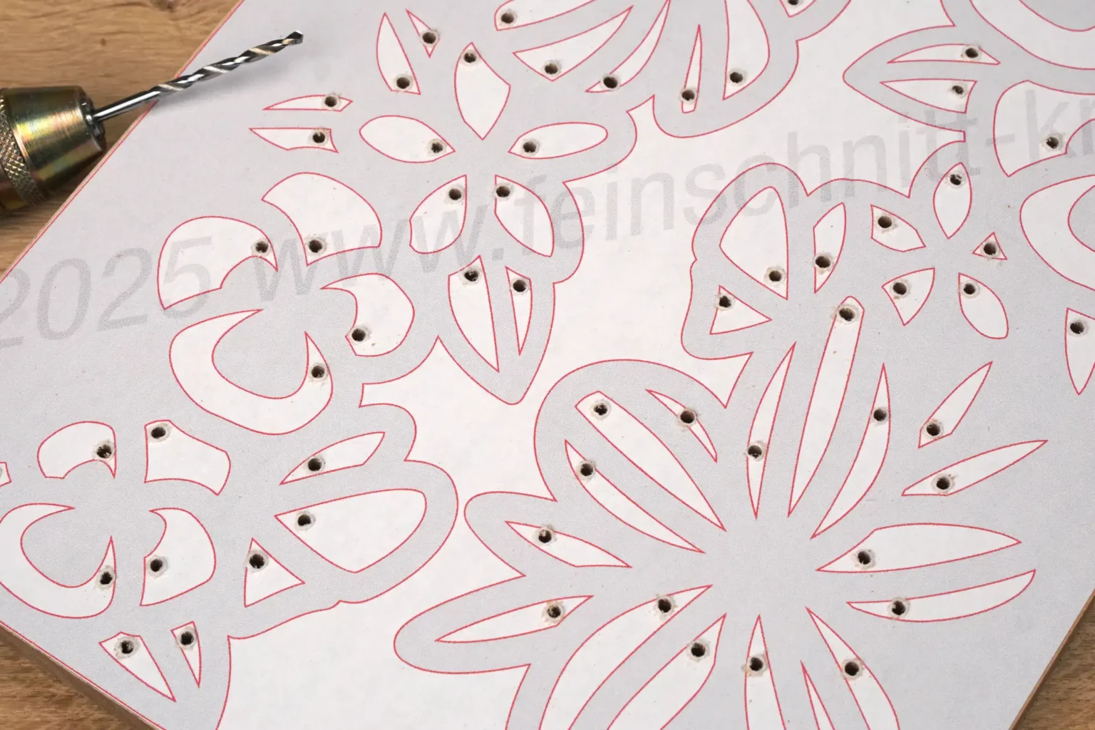 44-05-blumenbaenkchen-deko-laubsaege-dekupiersaege-vorlage-saegeblattdurchfuehrungen-bohren