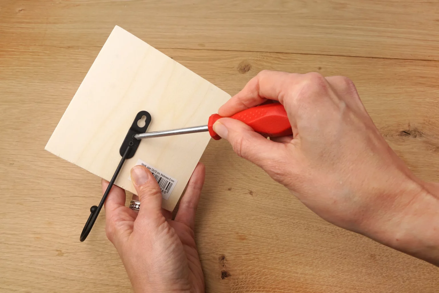 44-05a-haken-dran-gebrauchsgegenstand-garderobenhaken-laubsaege-dekupiersaege-vorlage-haken-abschrauben