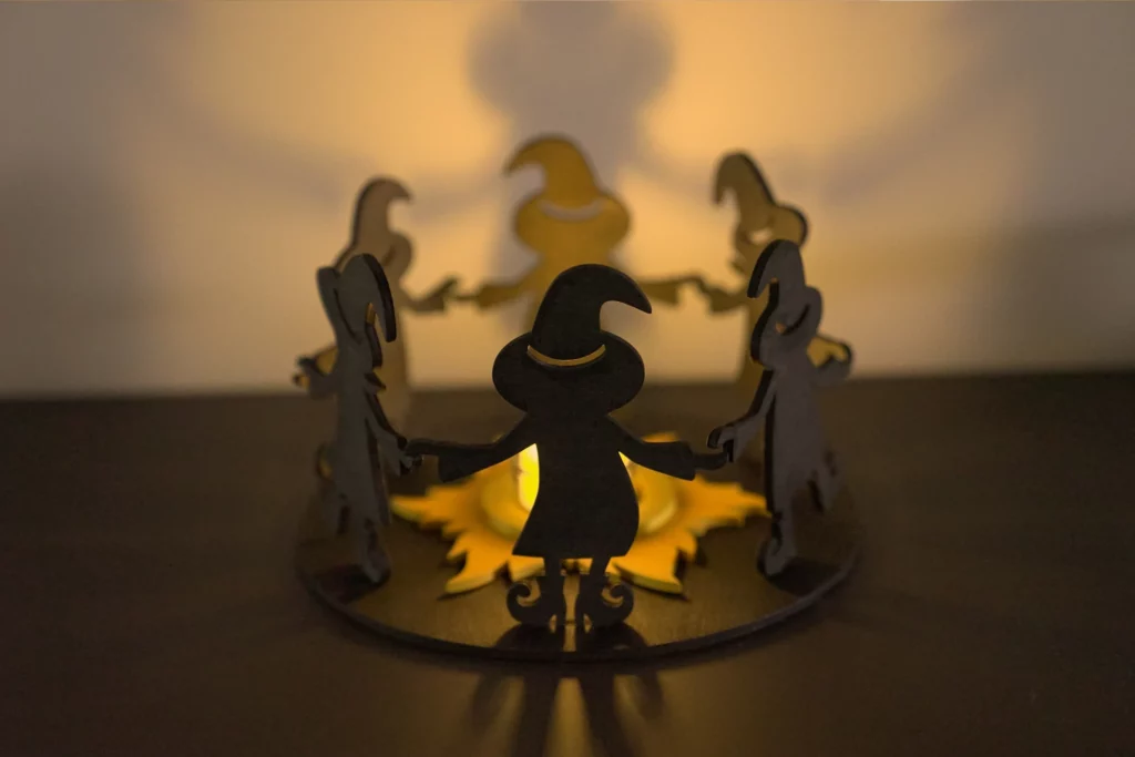 44-titel-01-hexentanz-halloween-deko-laubsaege-dekupiersaege-vorlage