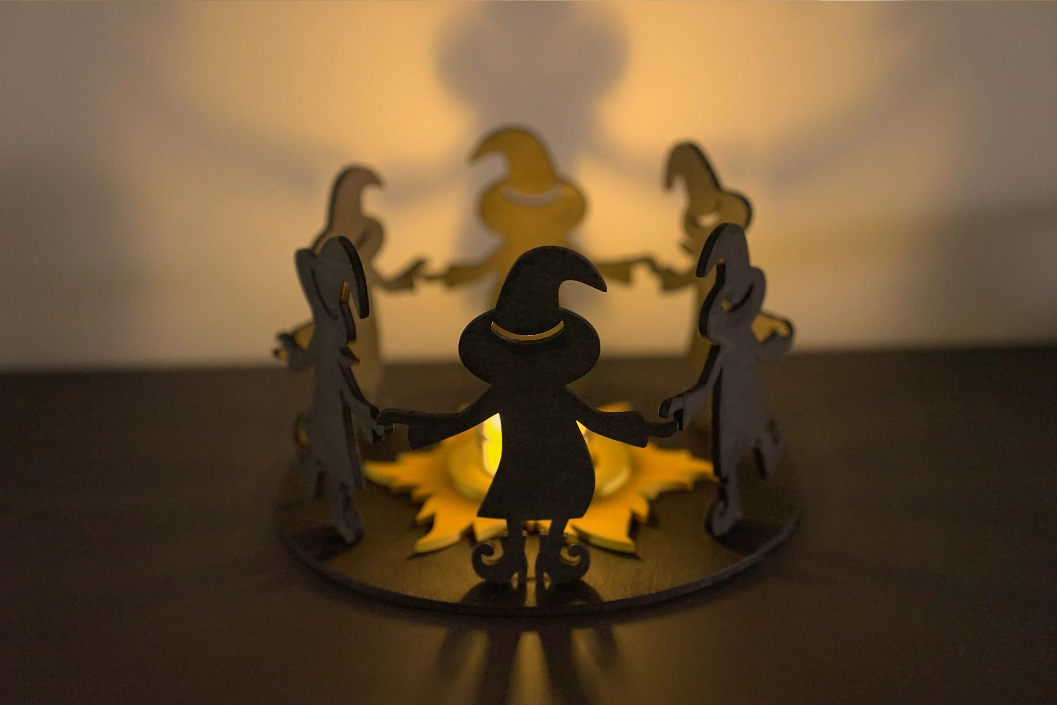 44-titel-01-hexentanz-halloween-deko-laubsaege-dekupiersaege-vorlage