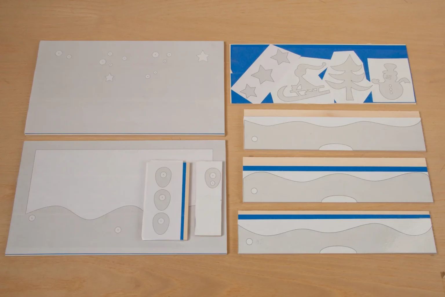 05-01-bewegete-winterszene-deko-laubsaege-dekupiersaege-vorlage-sperrholz-oberflaeche-bekleben-blue-tape-vorlage-aufkleben