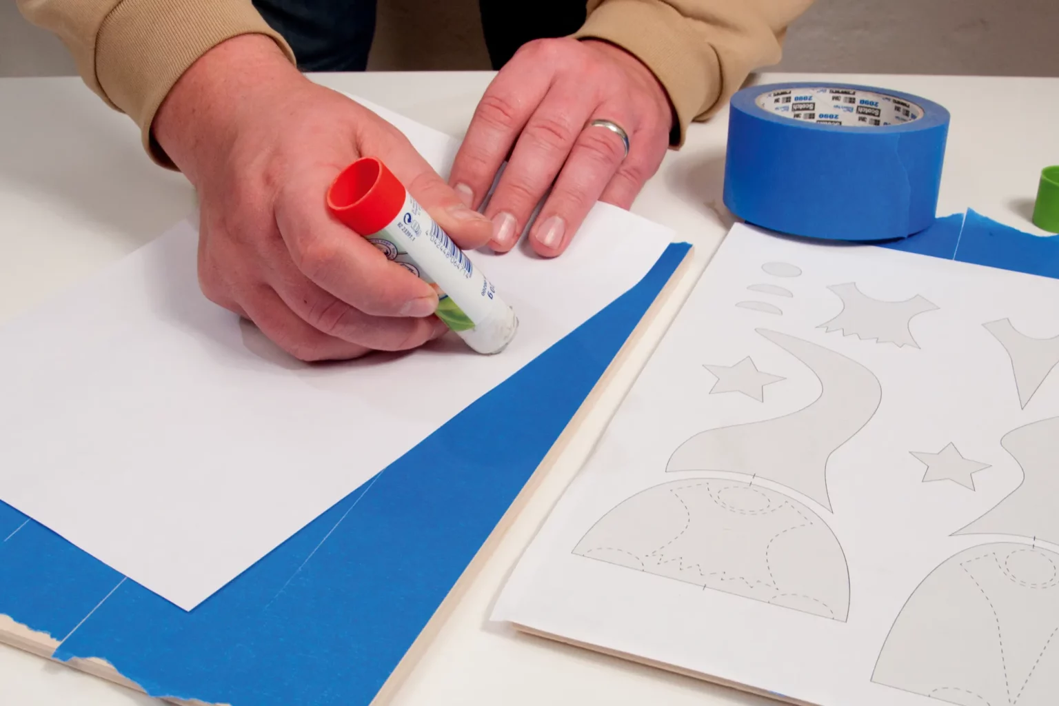 05-01-weihnachtswichtel-aufsteller-deko-laubsaege-dekupiersaege-vorlage-sperrholz-oberflaeche-blue-tape-bekleben-vorlage-aufkleben