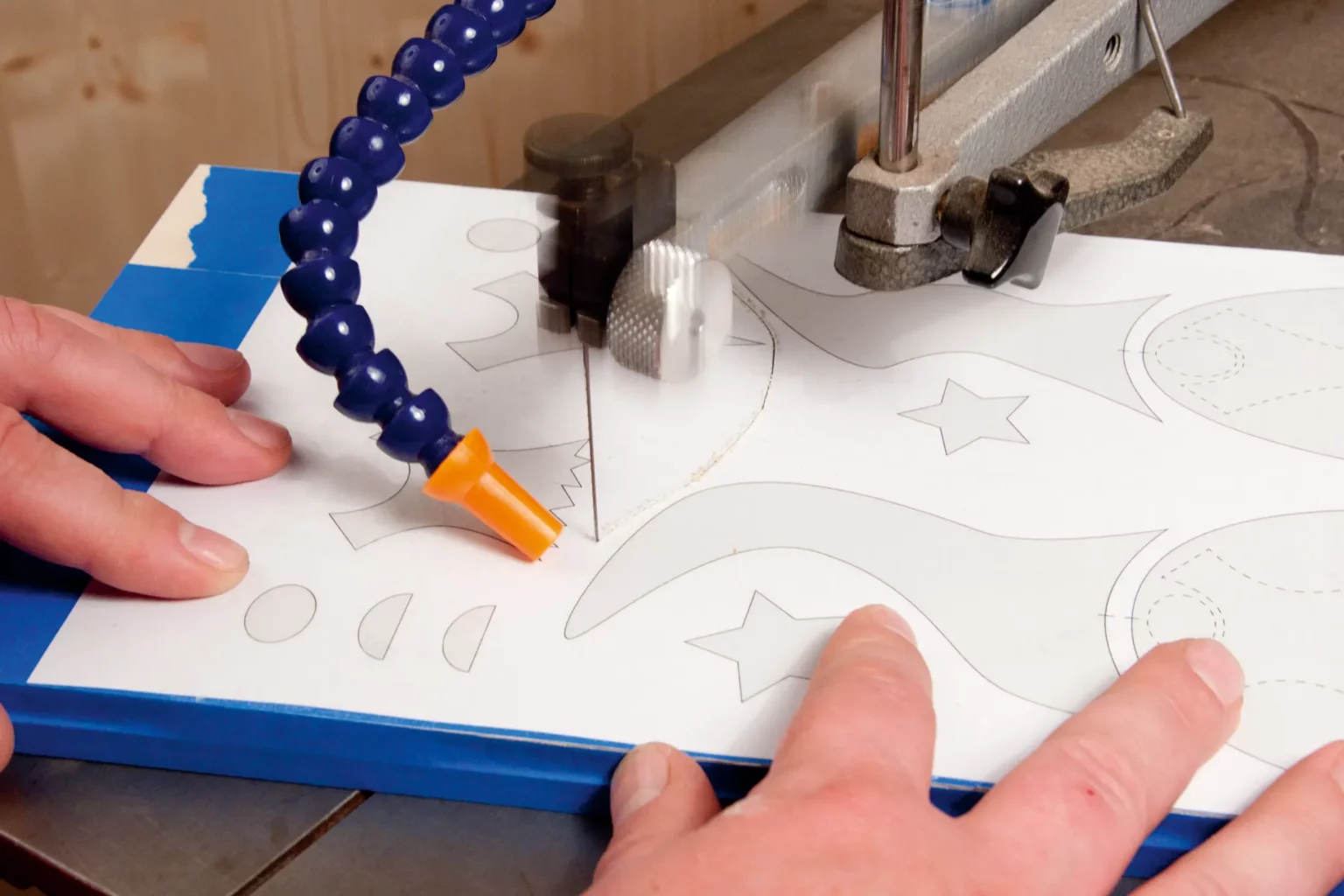 05-03-weihnachtswichtel-aufsteller-deko-laubsaege-dekupiersaege-vorlage-platte-in-handliche-teile-saegen