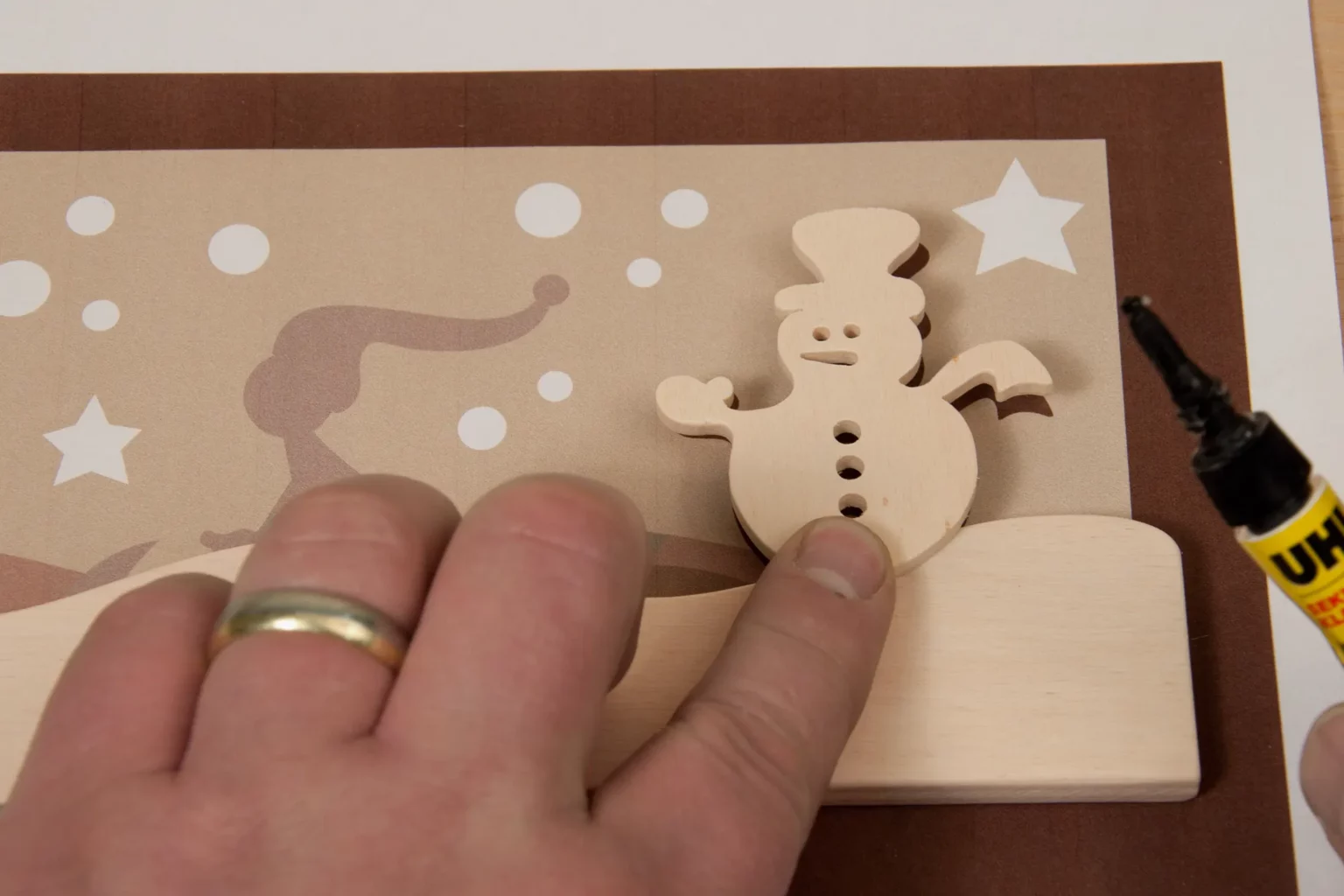 05-05--bewegete-winterszene-deko-laubsaege-dekupiersaege-vorlage-figuren-positionieren-aufkleben