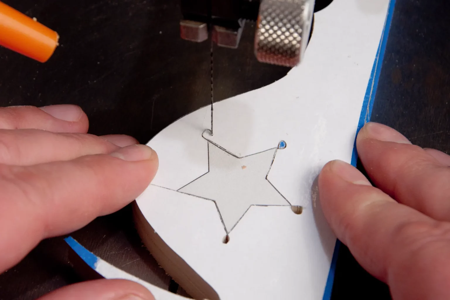 05-05-weihnachtswichtel-aufsteller-deko-laubsaege-dekupiersaege-vorlage-schlaufen-saegen-saubere-ecken