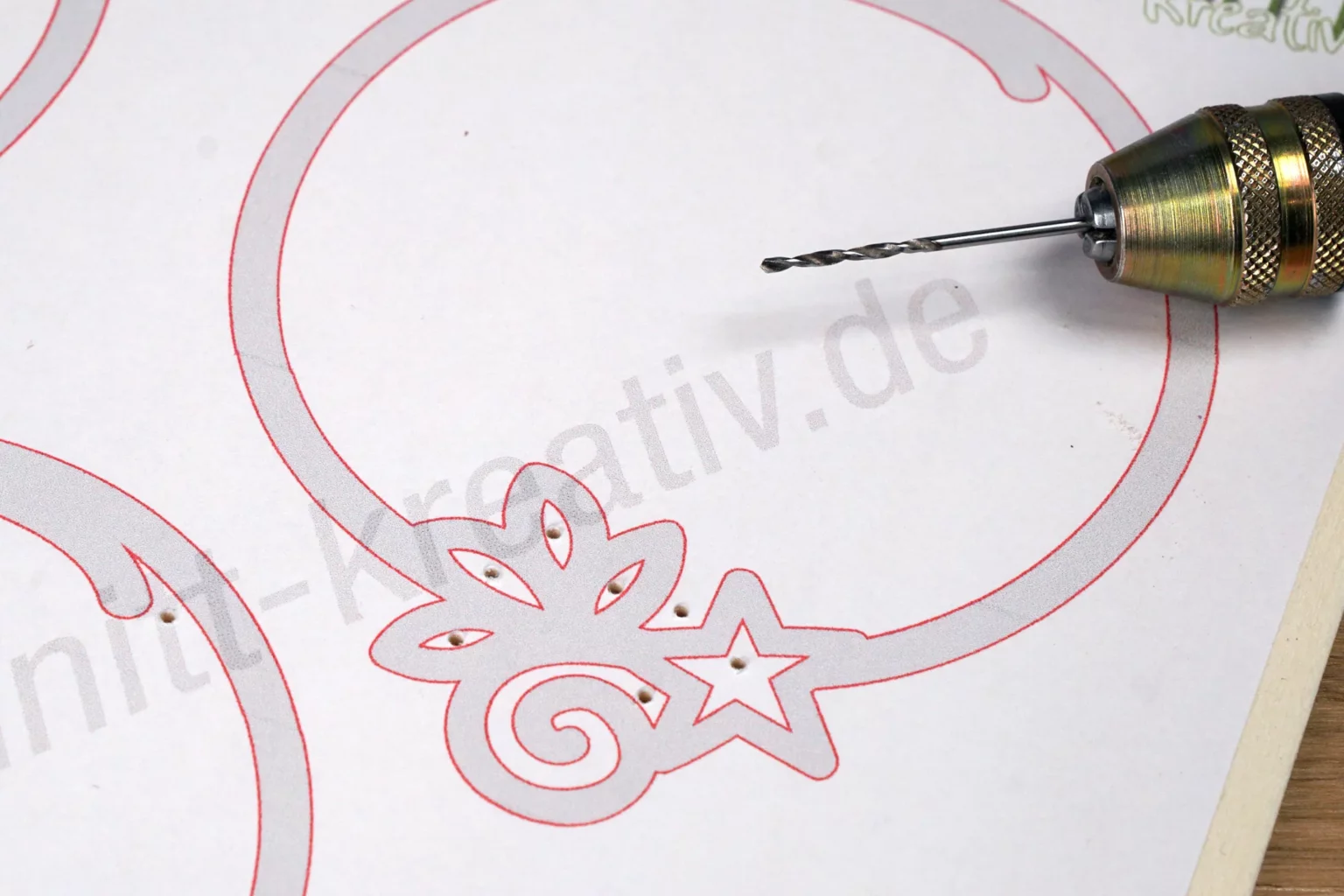 45-02-festliche-zierringe-anhaenger-weihnachten-christ-baum-laubsaege-dekupiersaege-vorlage-bohren