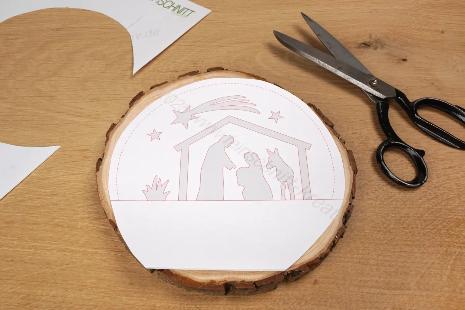 45-04-heilige-nacht-krippe-weihnachten-baumscheibe-laubsaege-dekupiersaege-vorlage-aufkleben
