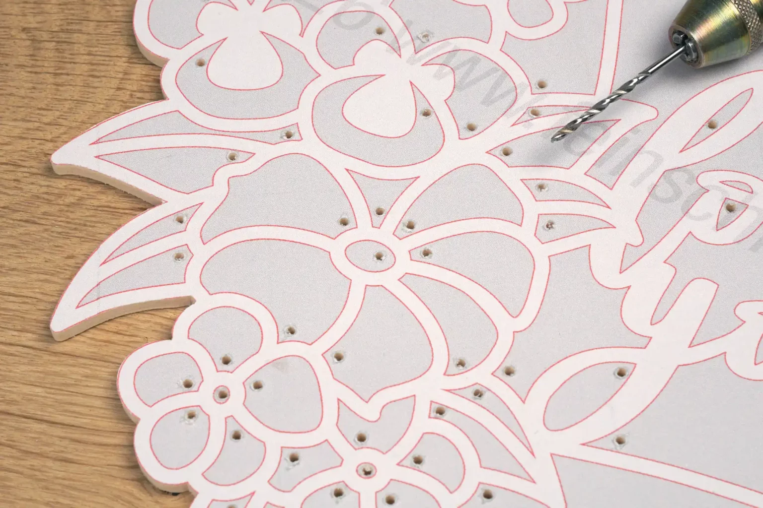 06-wandbild-liebesbrief-deko-laubsaege-dekupiersaege-saegeblattdurchfuehrungen-bohren