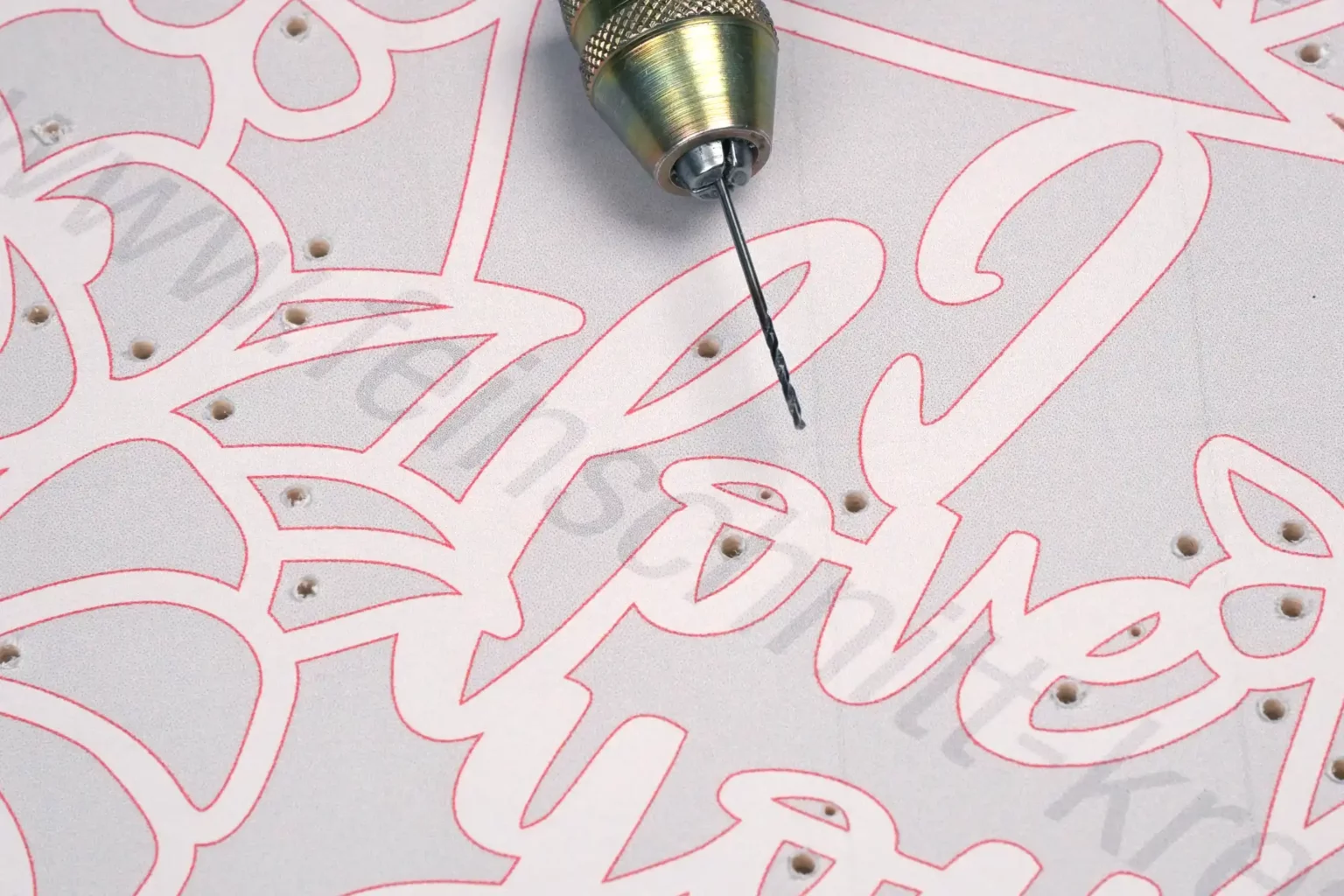 07-wandbild-liebesbrief-deko-laubsaege-dekupiersaege-saegeblattdurchfuehrungen-kleinere