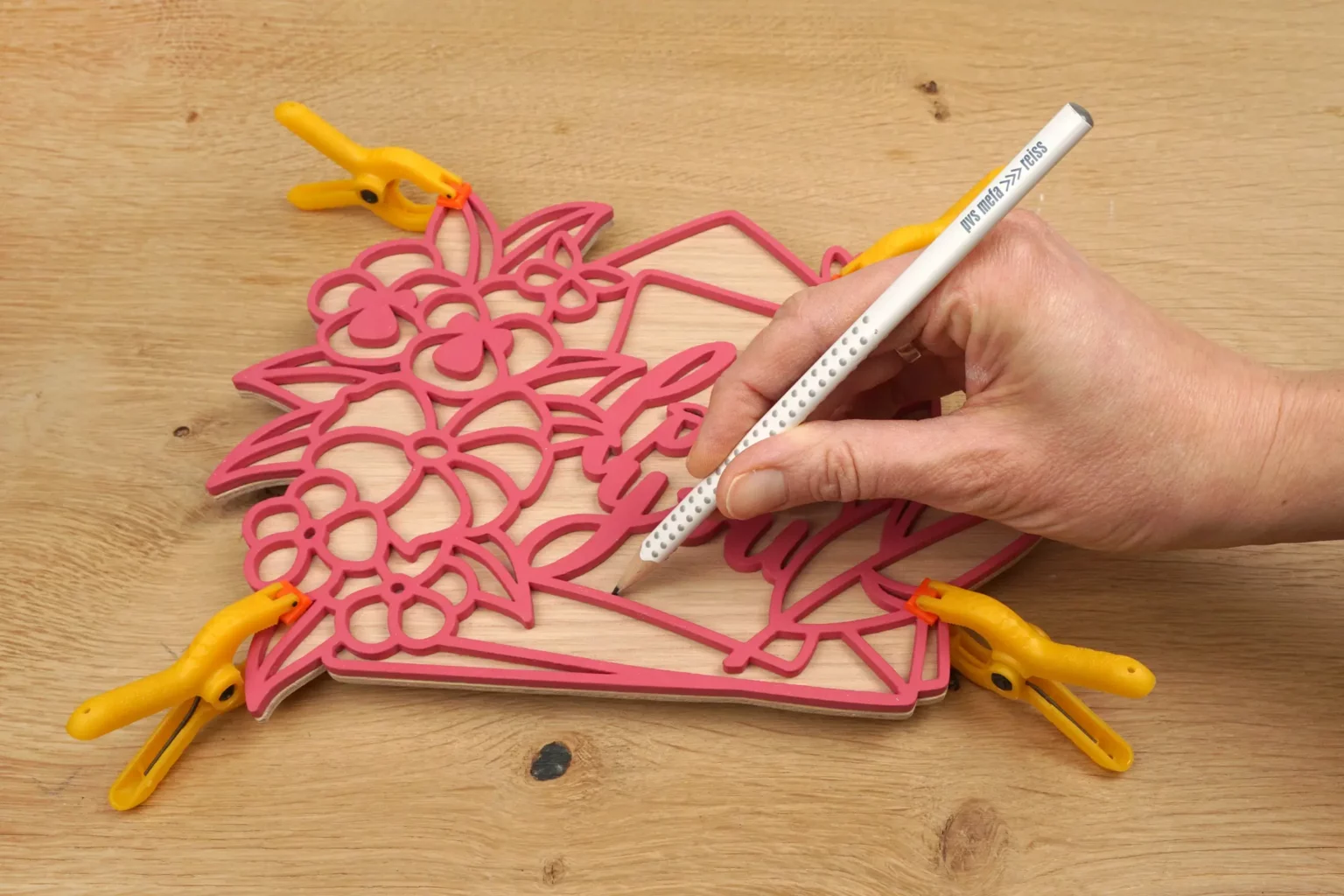 11-wandbild-liebesbrief-deko-laubsaege-dekupiersaege-brief-auf-rueckwand-uebertragen