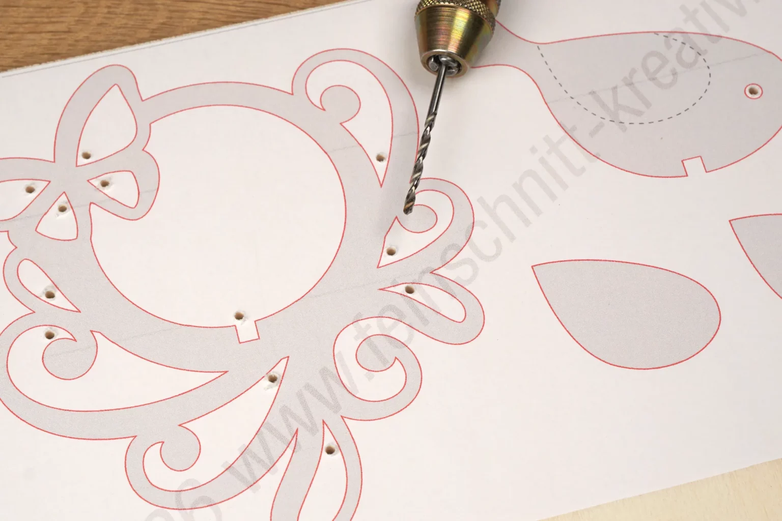 46-03-vogel-schaukel-fenster-bild-haenger-schmetterling-deko-laubsaege-dekupiersaege-vorlage-bohren