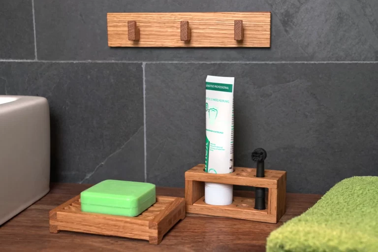 46-titel-1-bad-accessoires-holz-seife-zahnbuerste-handtuch-laubsaege-dekupiersaege-vorlage