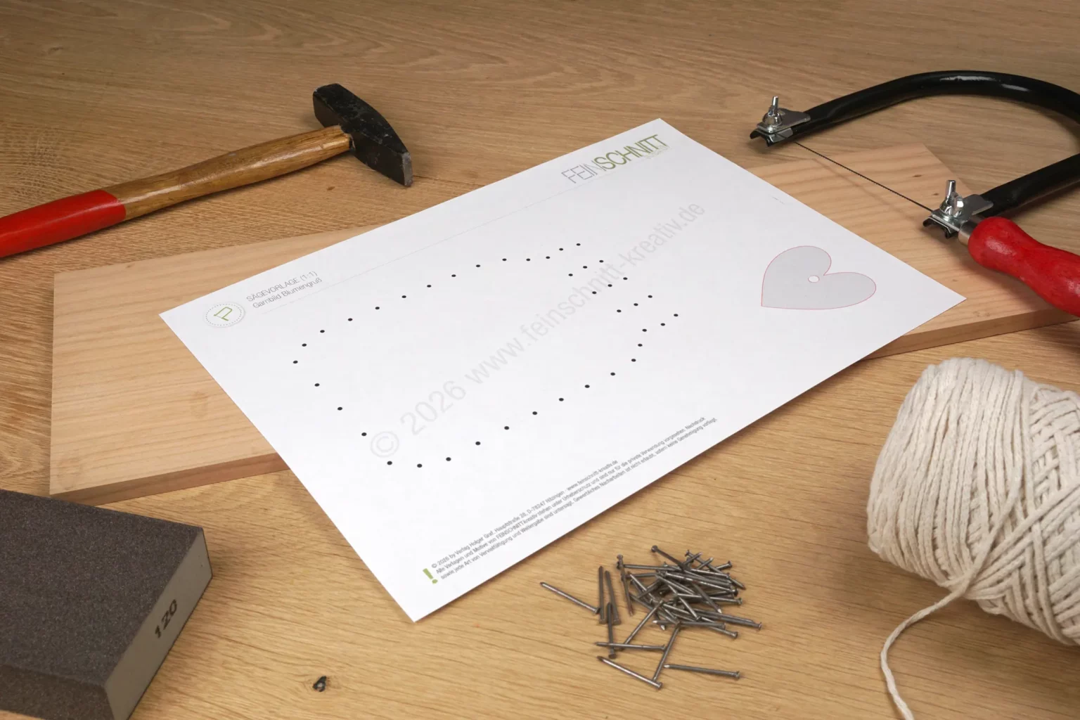 001-string-art-diy-idee-nagelbild-garnbild-blumenvase-massivholz-und-werkzeuge-bereitlegen