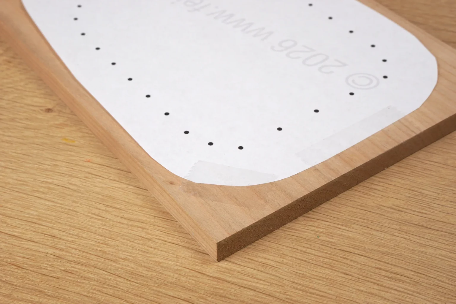 003a-string-art-diy-idee-nagelbild-garnbild-blumenvase-vorlage-auf-massivholz-kleben