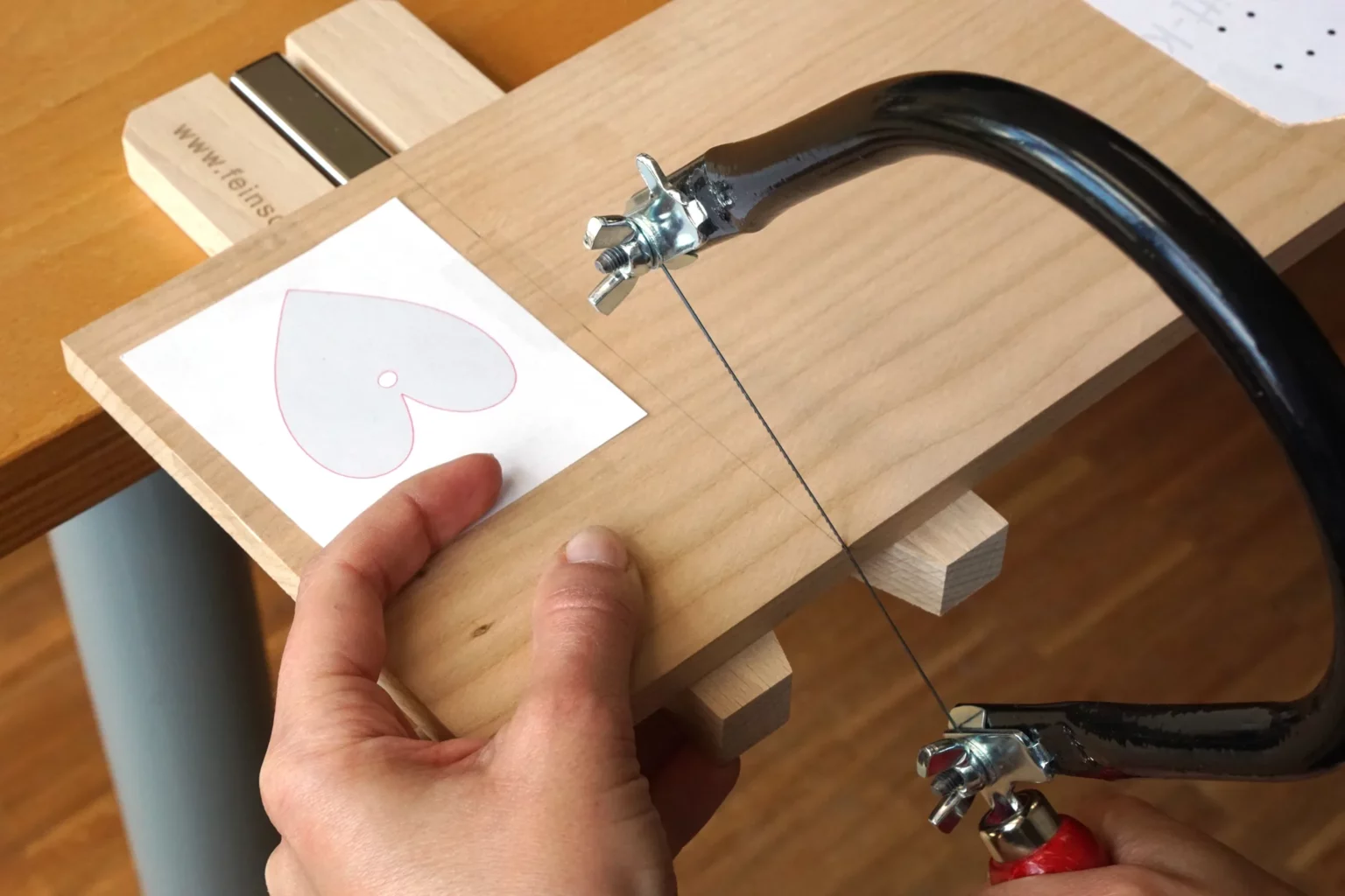 003b-string-art-diy-idee-nagelbild-garnbild-blumenvase-massivholz-platte-kuerzen