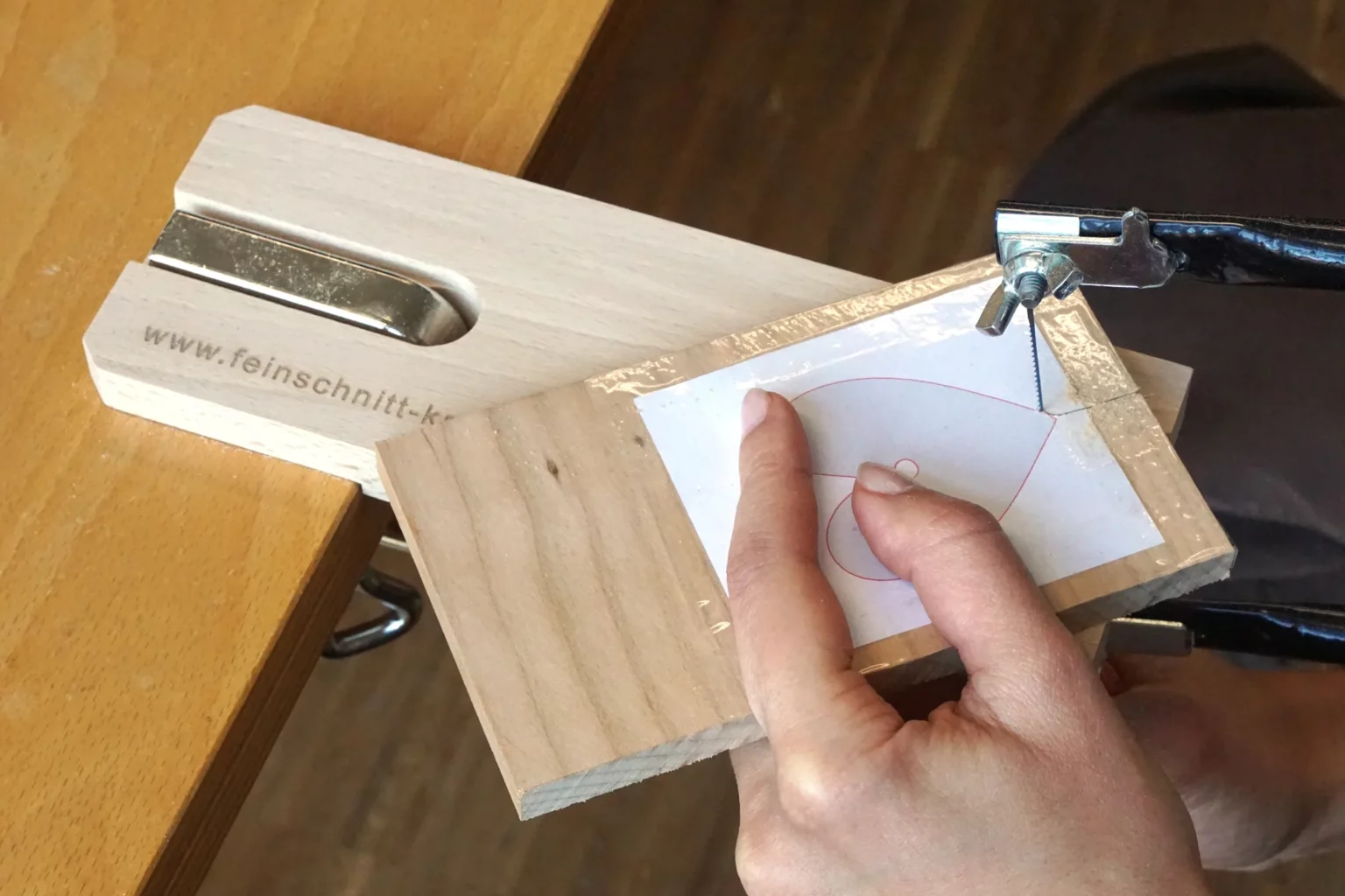 004a-string-art-diy-idee-nagelbild-garnbild-blumenvase-herz-aussaegen