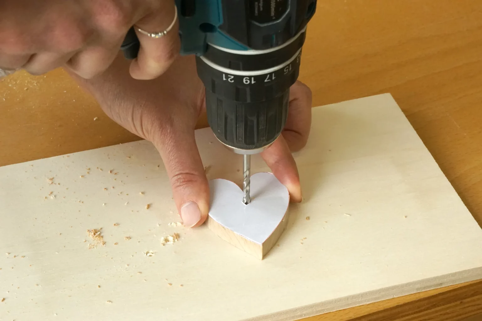 004a-string-art-diy-idee-nagelbild-garnbild-blumenvase-loch-bohren