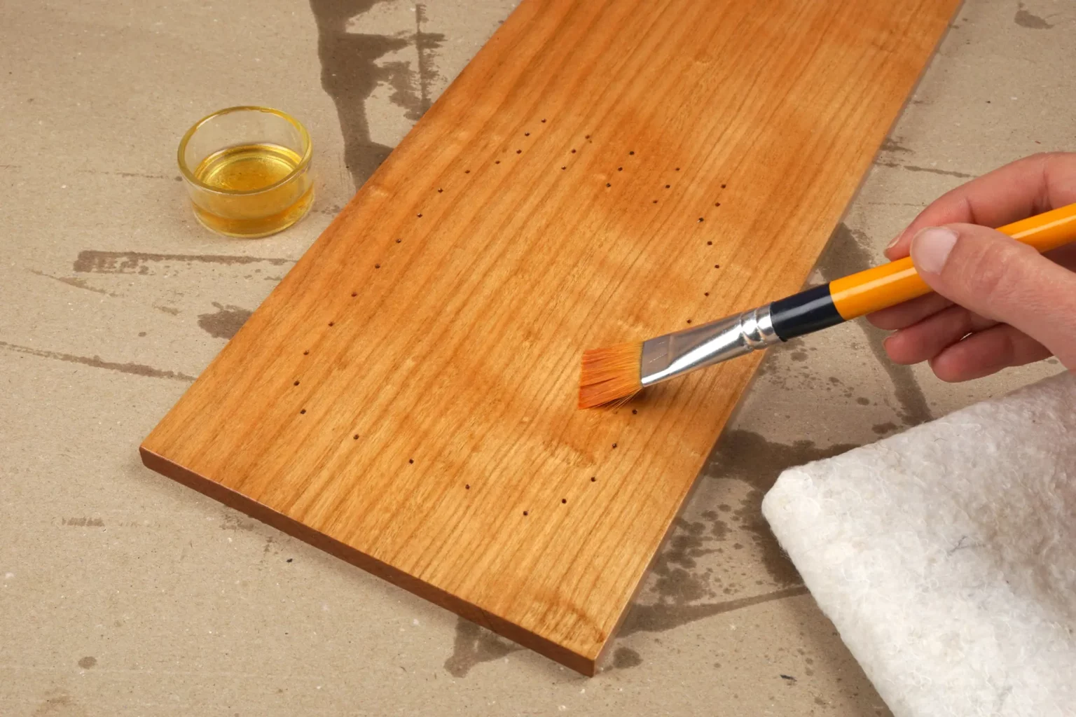 007a-string-art-diy-idee-nagelbild-garnbild-blumenvase-holzoel-auftragen