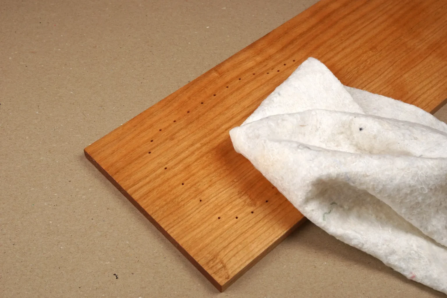 007b-string-art-diy-idee-nagelbild-garnbild-blumenvase-holzoel-einpolieren