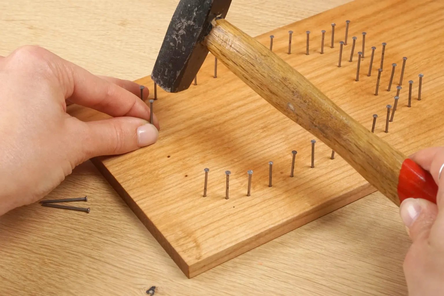 008-string-art-diy-idee-nagelbild-garnbild-blumenvase-naegel-einschlagen