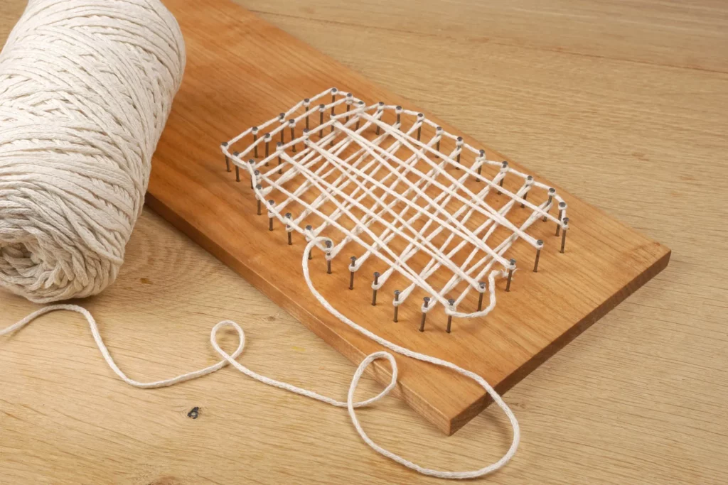 009a-string-art-diy-idee-nagelbild-garnbild-blumenvase-garn-um-naegel-wickeln