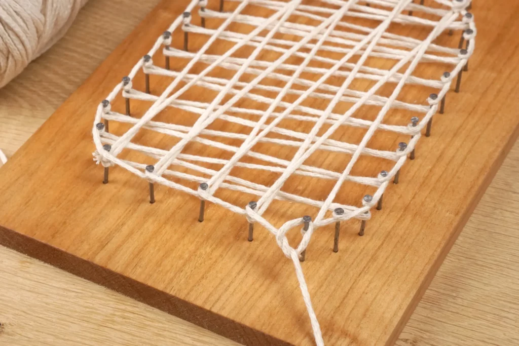 009b-string-art-diy-idee-nagelbild-garnbild-blumenvase-garn-ende-verknoten
