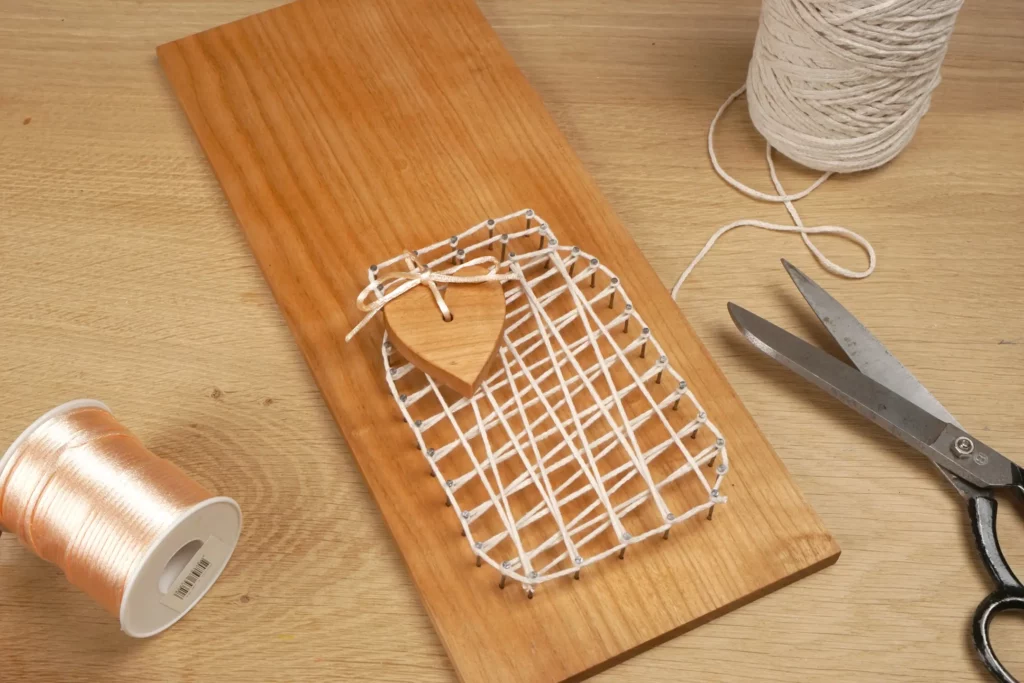 009d-string-art-diy-idee-nagelbild-garnbild-blumenvase-herz-anbringen