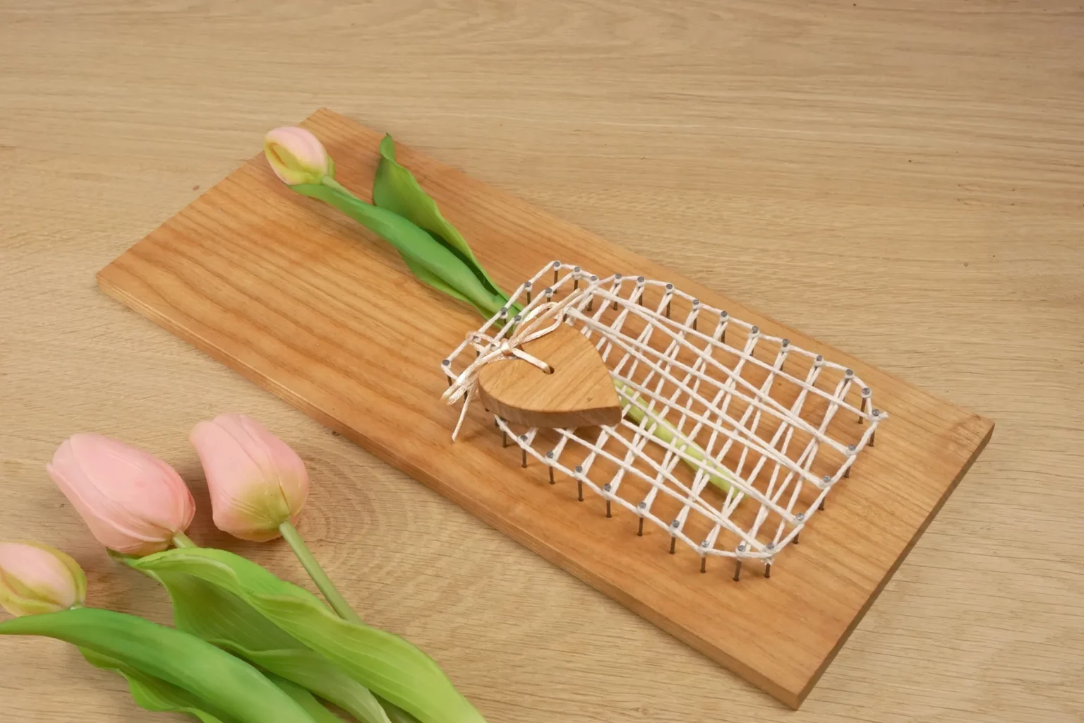 010-string-art-diy-idee-nagelbild-garnbild-blumenvase-blumen-drapieren