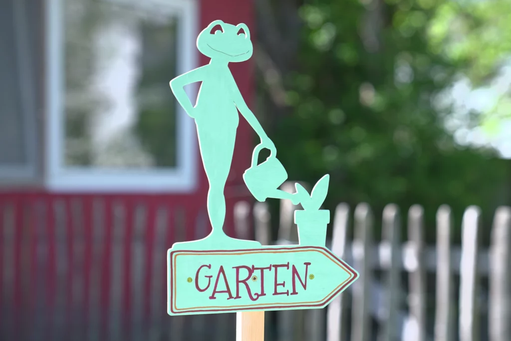 47-titel-1-frosch-wegweiser-familienzeit-garten-grill-sandkasten-laubsaege-dekupiersaege-vorlage