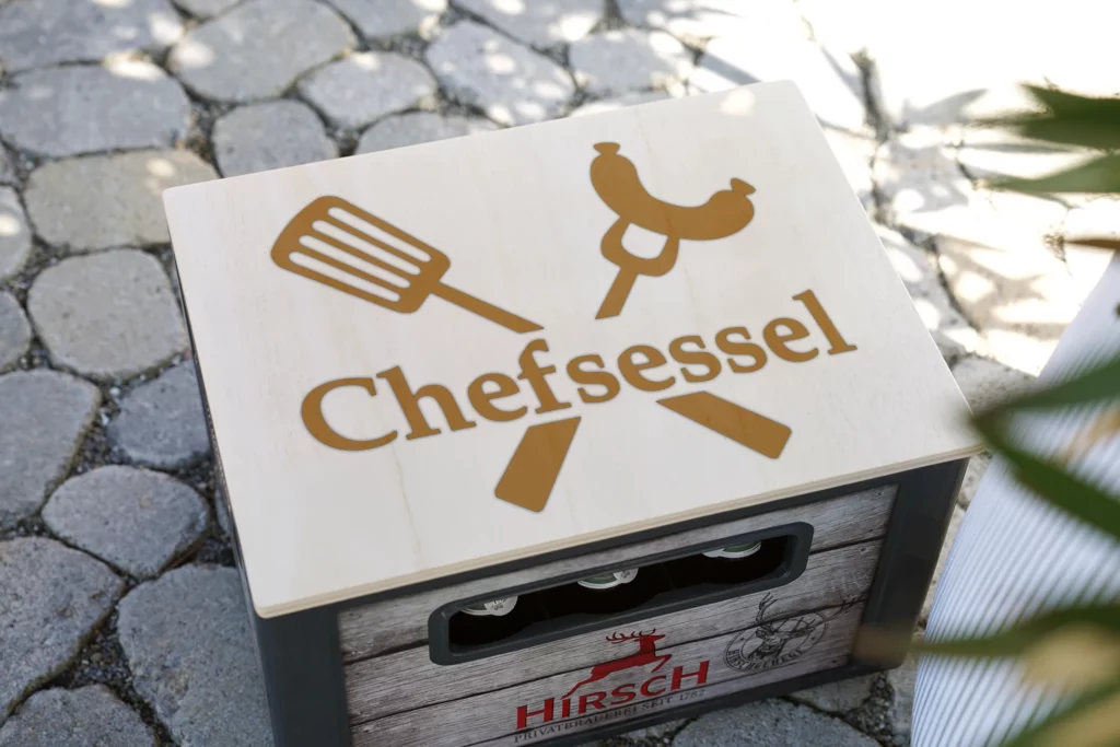 bier-kasten-sitz-chefsessel-vatertag-gebrauchsgegenstand-digitale-laubsaegevorlage-feinschnittkreativ-holz-titel-1