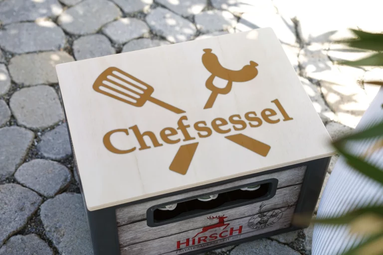 bier-kasten-sitz-chefsessel-vatertag-gebrauchsgegenstand-digitale-laubsaegevorlage-feinschnittkreativ-holz-titel-1