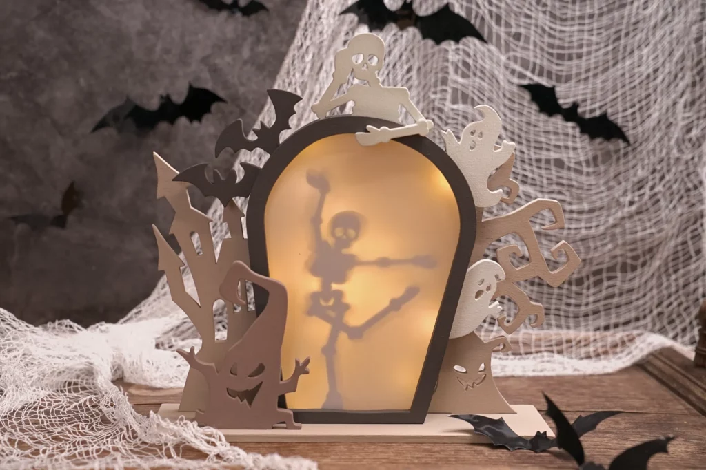48-titel-1-knochengeklapper-halloween-aufsteller-skelett-geist-schloss-lichterkette-grusel-dekupiersaege-vorlage