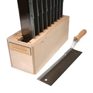 holzstaender-mit-zehn-feinsaegen-gekroepft-4-gefuellt-schraeg-eine liegend