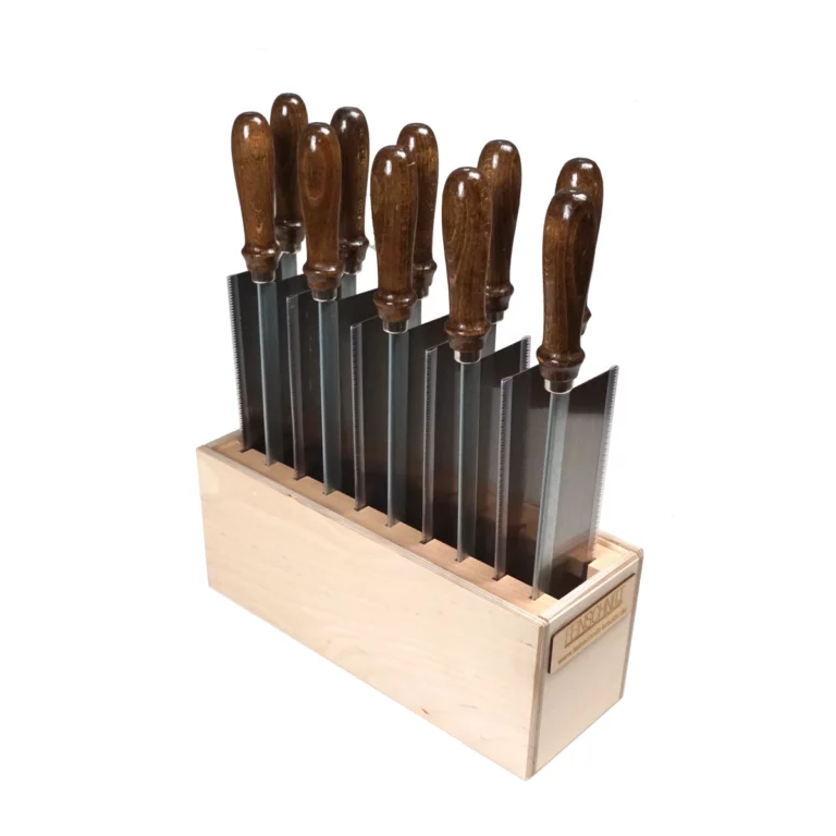 holzstaender-mit-zehn-feinsaegen-gerade-3-gefuellt-schraeg